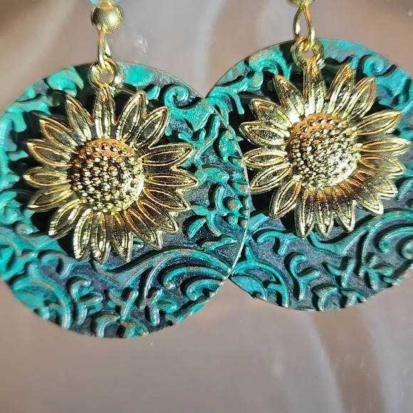 Vintage-inspired Rustic Bohemian Circular Disc Sunflower Earrings - Teal green - Picture 5 of 7